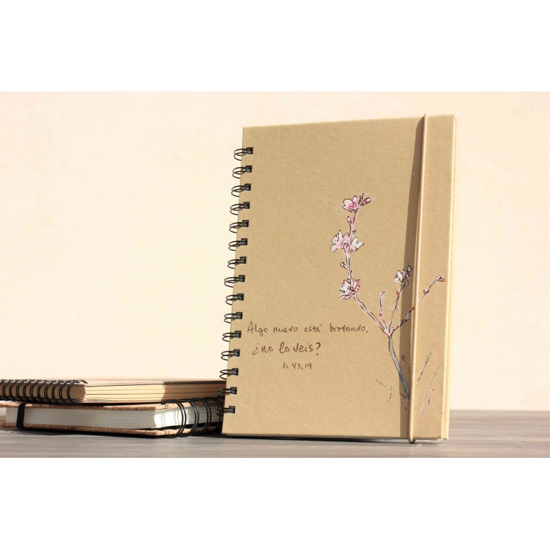 203-ALGO NUEVO ESTÁ BROTANDO. PINTADO A MANO. A5 espiral kraft con elástico. ALG-204-pin · PAP203