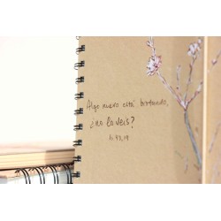 203-ALGO NUEVO ESTÁ BROTANDO. PINTADO A MANO. A5 espiral kraft con elástico. ALG-204-pin · PAP203