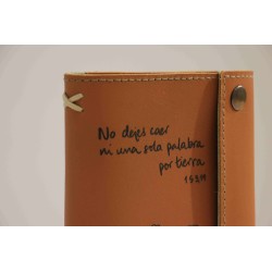 Funda Evangelio de cada...: No dejes caer ni una sola palabra por tierra. ARTESANO. Marrón. EV6005 ·