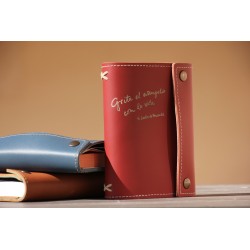 Funda Evangelio del día: Grita el evangelio con la vida. ARTESANO. Rojo oscuro. EV6006 · ARTE10306