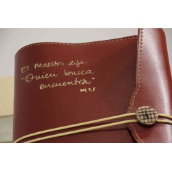 Funda para libro. Rojo oscuro. ARTESANO. Fun-lib-Roj ·AFva10421