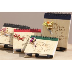 UN BESO Y UNA FLOR. Bambú vertical boli 10x13cm(niña). Colores. BES-108-a · PAP7001