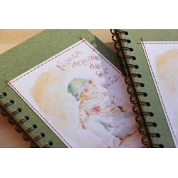 41-NUNCA DEJARÁS DE SER NIÑO. A5 espiral hojas recicladas kraft verde. SER-210-VER