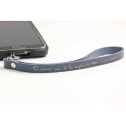 Cuelga móvil de cuero. El Amor me lo ha explicado todo. Azul. MOV-exp-AZU · POPU205