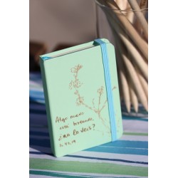 203-ALGO NUEVO ESTÁ BROTANDO. A7 polipiel-Verde pastel. ALG-002-VEp · PAP203