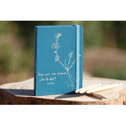 203-ALGO NUEVO ESTÁ BROTANDO. A6 polipiel-Azul antracita. ALG-102-AZa · PAP203