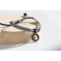 Pulsera de macramé azul y gris con el símbolo de la paloma