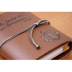 208-El Señor es mi fortaleza. Funda de cuero con un cuaderno cambiable. FORT-157-MAR · PAP208