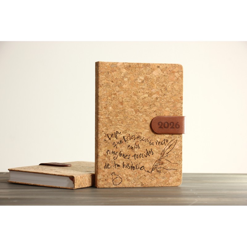Deja que Dios escriba recto...  Agenda 2026-A5. Corcho. AGE-834-Dej · PAP7015