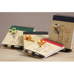 UN BESO Y UNA FLOR. Bambú vertical boli 10x13cm(niño). Colores. BES-108-o · PAP7002