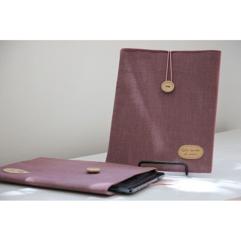 Funda para Tablet Solo queda el amor (Berenjena). ARTESANO. Amor-Ber · POPU1